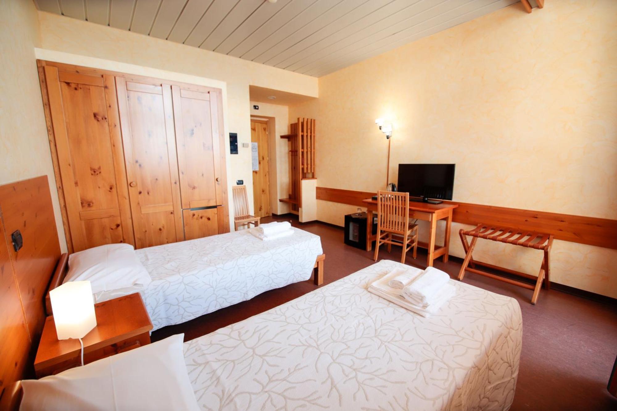 Pracatinat Hotel & Restaurant Fenestrelle Dış mekan fotoğraf